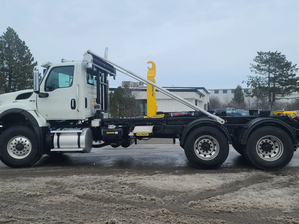 Hooklift – T 40 S – 02 | Custom Truck | OEH | Lifting & Handling Equipment Specialist